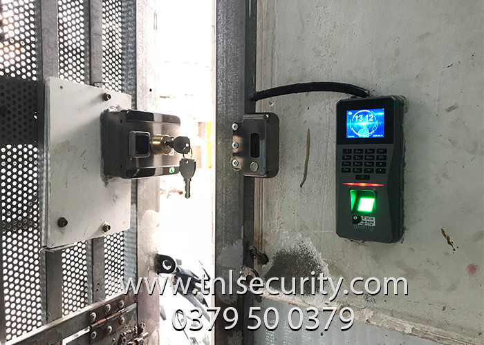 Lap-dat-khoa-van-tay-nha-tro-tai-quan-9-cho-cua-sat